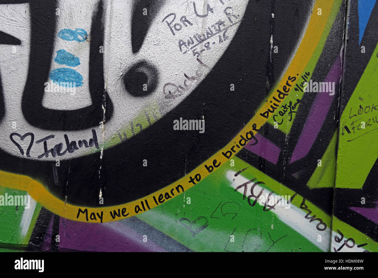 Puissions-nous tous apprendre à être les bâtisseurs de ponts - Belfast International Peace Wall Graffiti,Cupar Way,l'Ouest de Belfast,NI,UK Banque D'Images