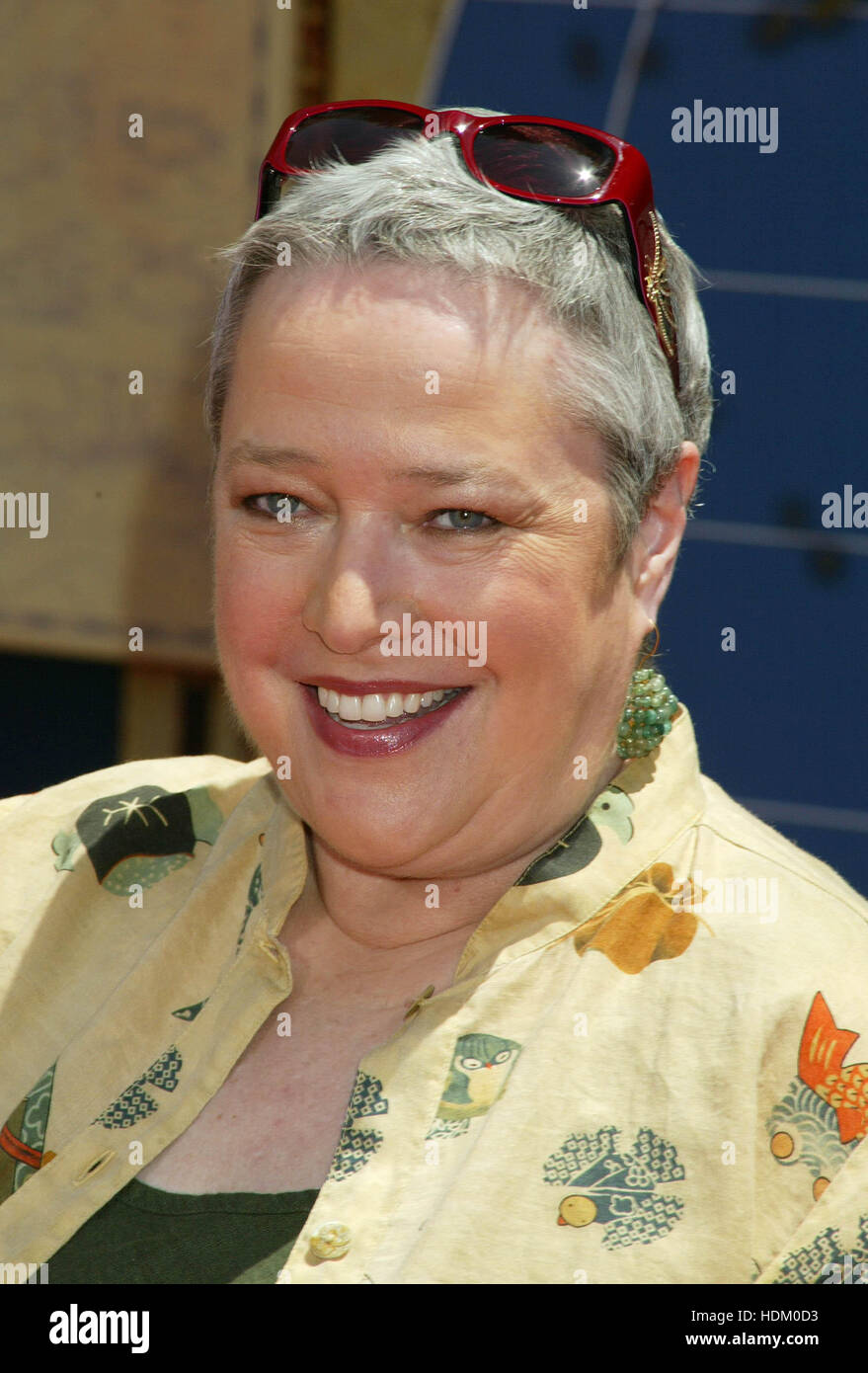 L'actrice Kathy Bates à l'avant-première pour le film de Disney, ' le tour du monde en 80 jours" au El Capitan Theatre à Hollywood, Californie le 13 juin 2004. Crédit photo : Francis Specker Banque D'Images