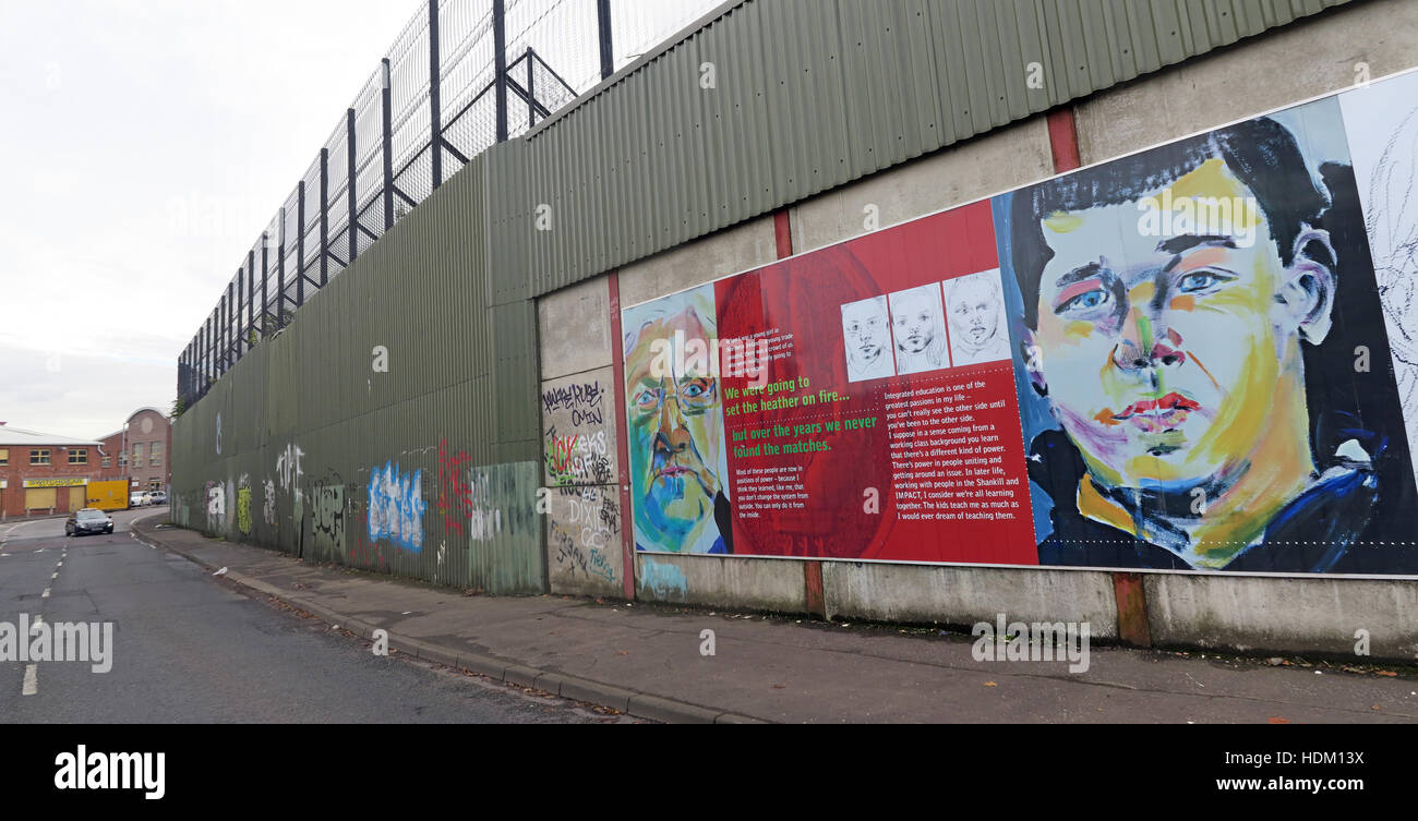 La puissance de l'intégration de l'enseignement - Belfast International Peace Wall,Cupar way,l'Ouest de Belfast,NI,UK Banque D'Images
