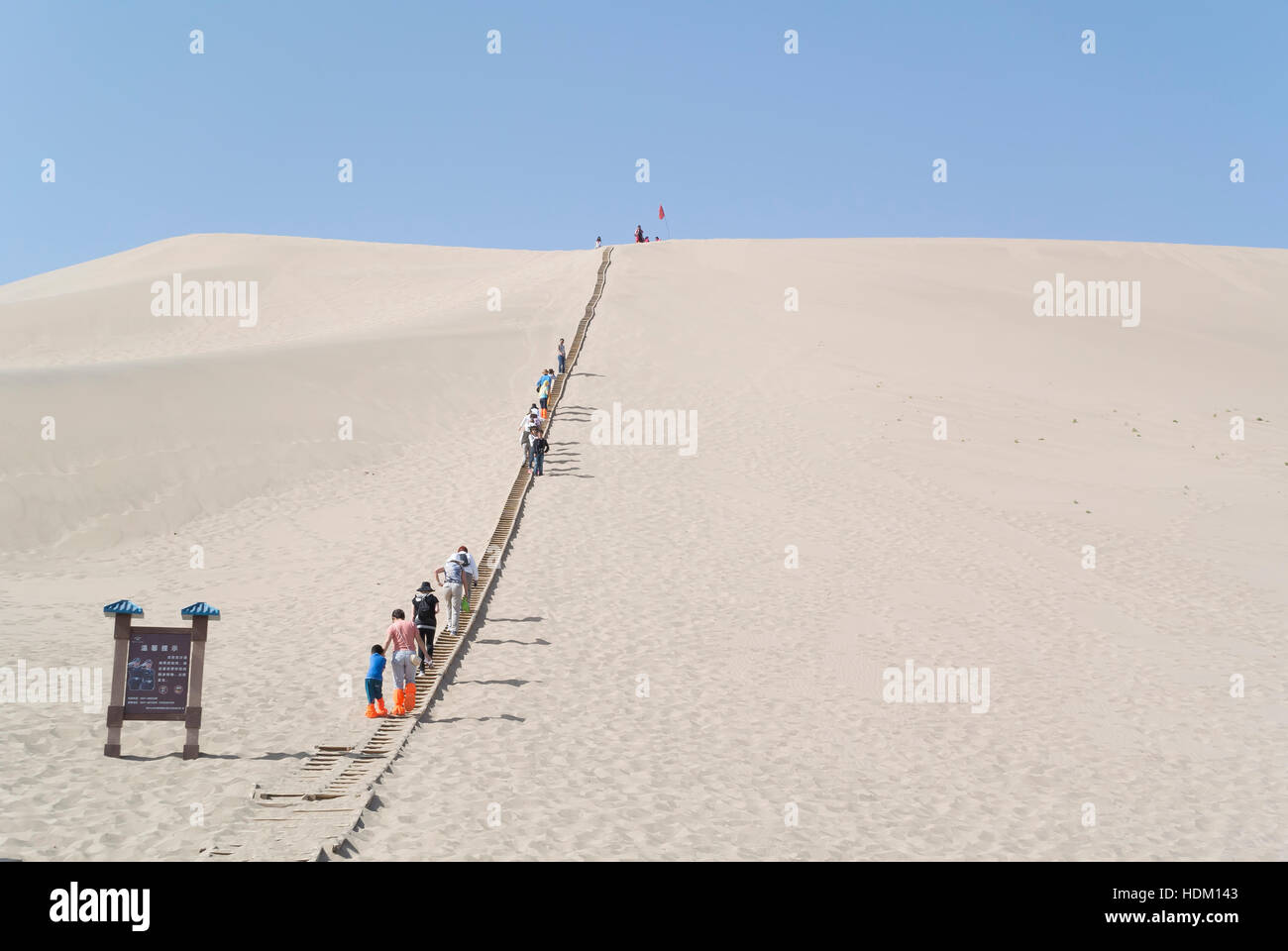 Escalade les touristes, des dunes de sable du désert de Gobi Banque D'Images