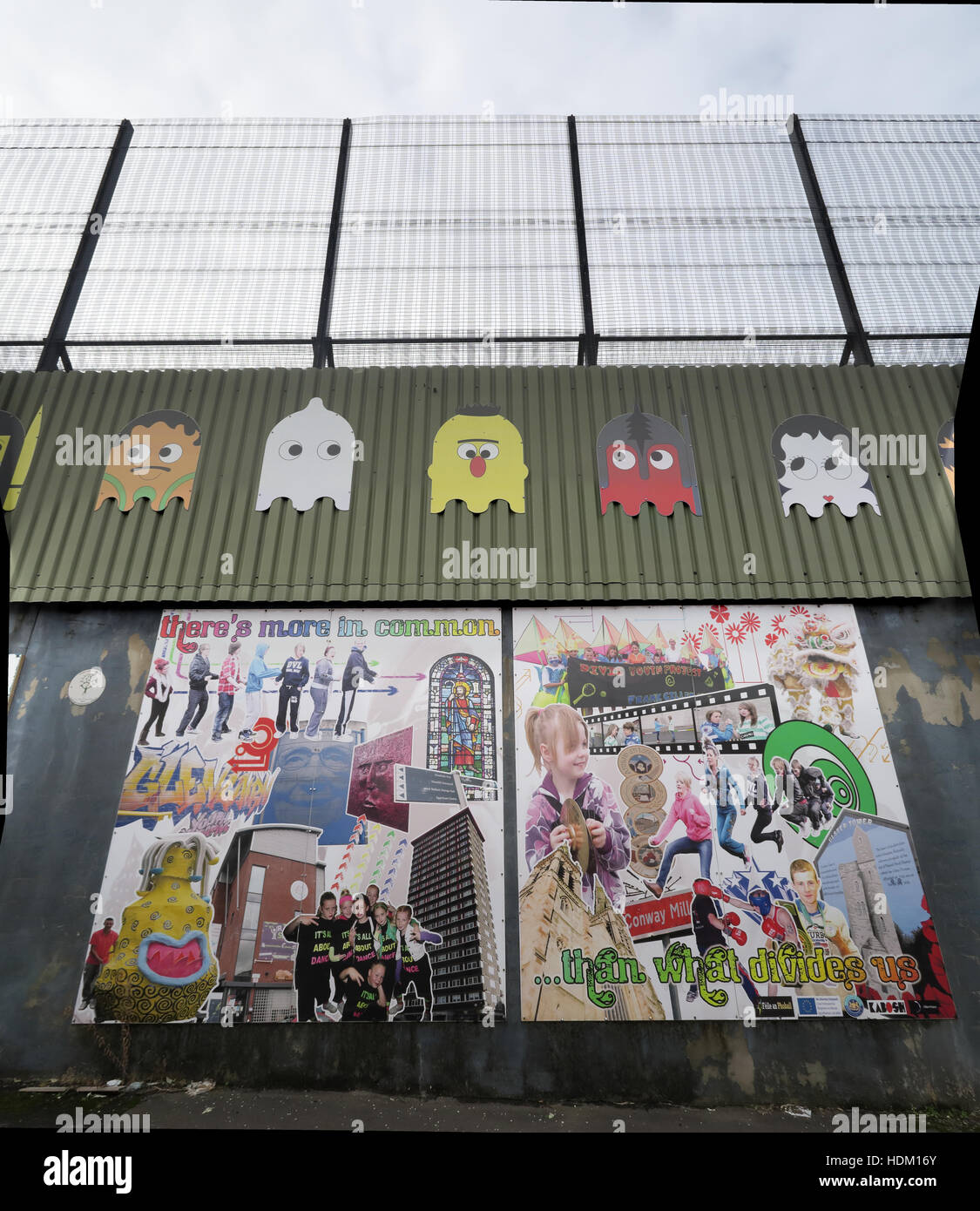 Nous avons plus en commun... Belfast International Peace Wall,Cupar way,l'Ouest de Belfast,NI,UK Banque D'Images