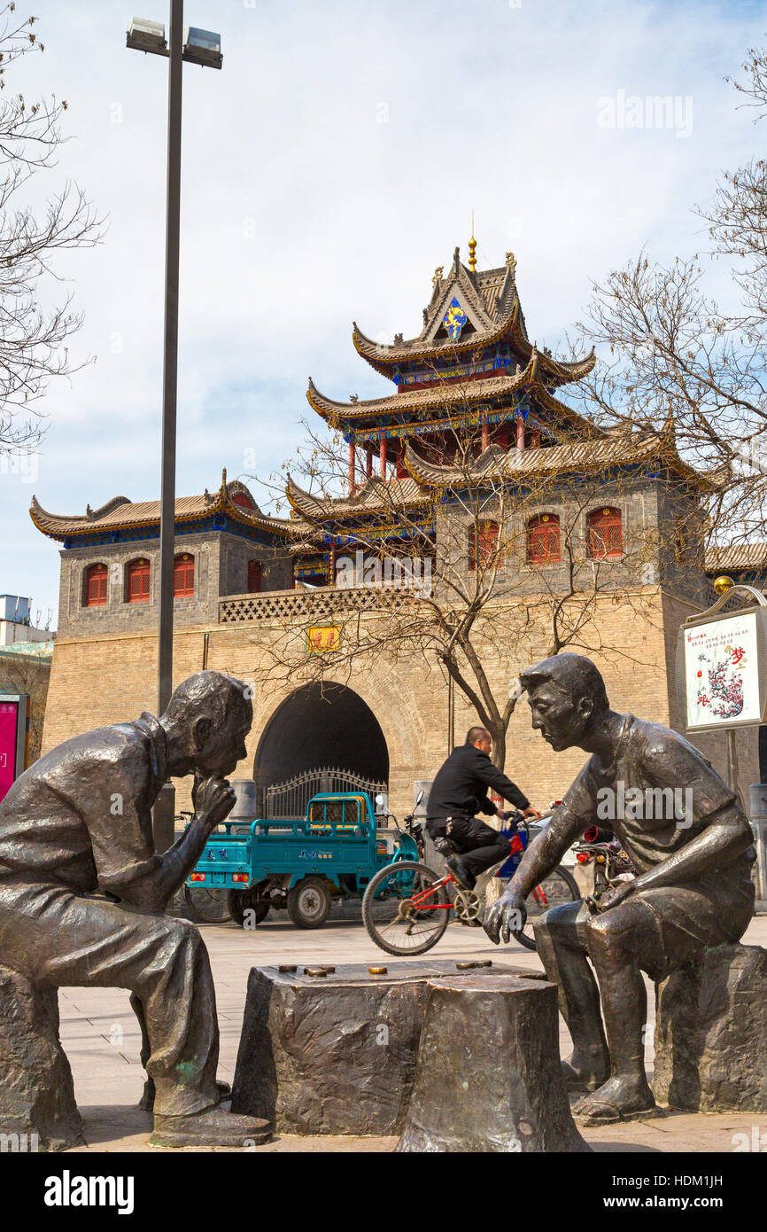 Staue bronze dans la rue à Bell et Drum Tower, Yinchuan, Ningxia, Chine Banque D'Images