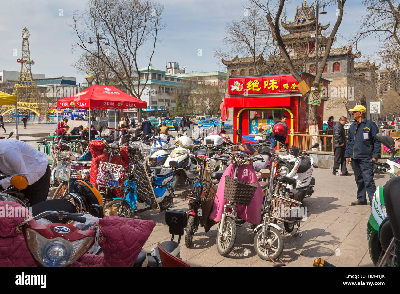 Le stationnement des vélos à Bell et Drum Tower, Yinchuan, Ningxia, Chine Banque D'Images