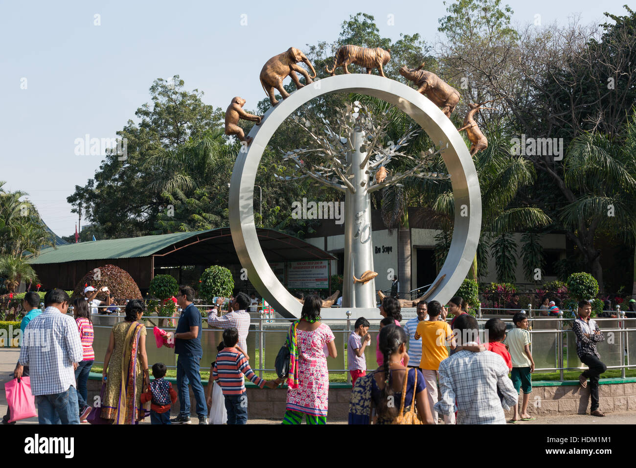 HYDERABAD, INDE - Décembre 11,2016 visiteurs au parc zoologique Nehru également connu sous le nom de Zoo d'Hyderabad de Hyderabad. Banque D'Images