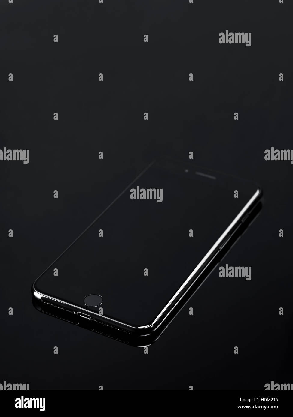 Apple Iphone 7 Plus Avec écran Blanc Isolé Sur Fond Noir