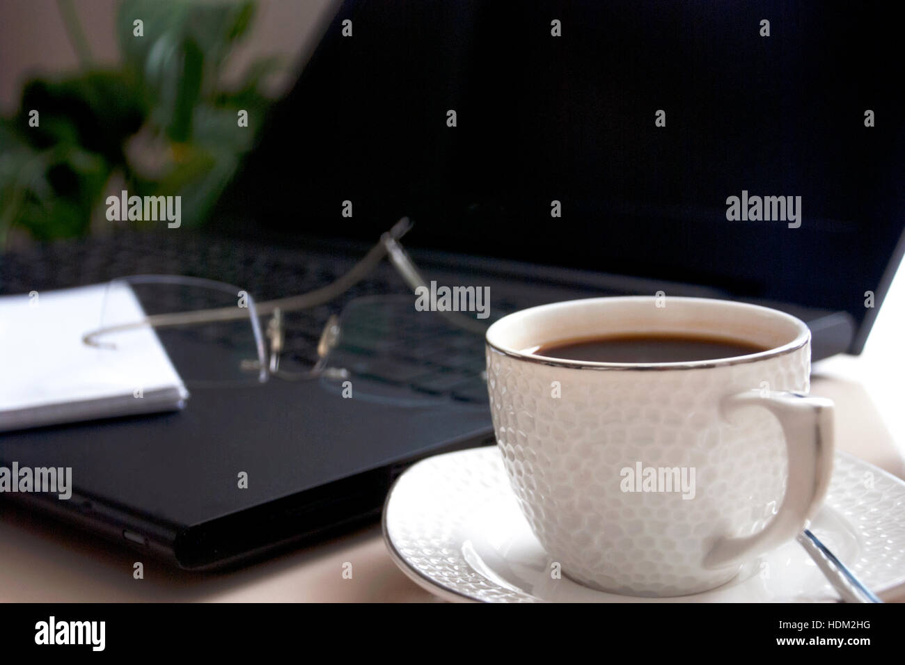 Ordinateur portable et bureau de travail sur la tasse de café Banque D'Images