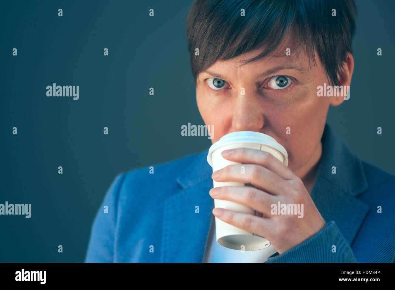 Businesswoman drinking coffee pour aller du blanc tasse Banque D'Images