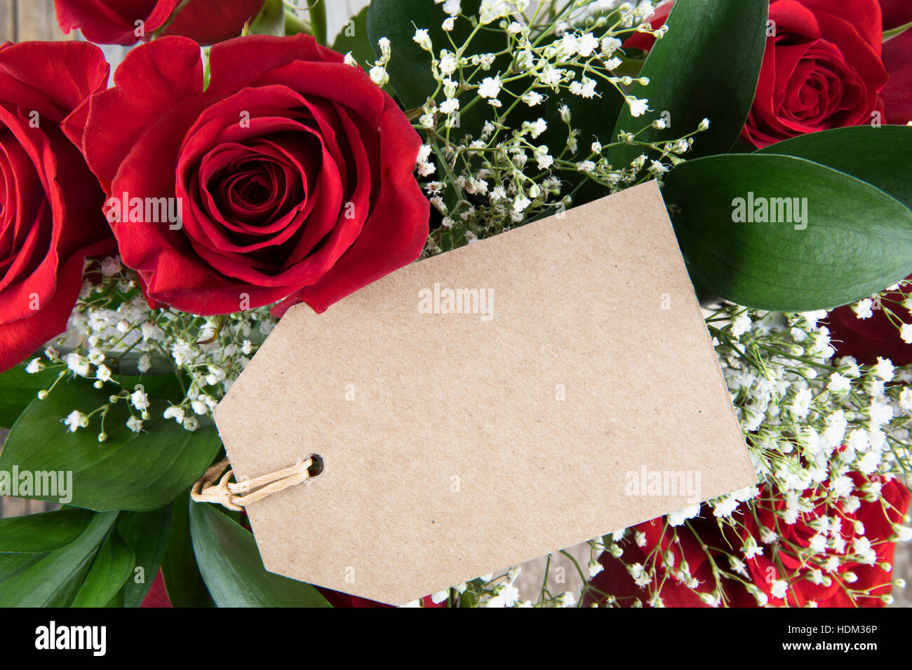 Roses rouges et gypsophile et gift tag with copy space Banque D'Images
