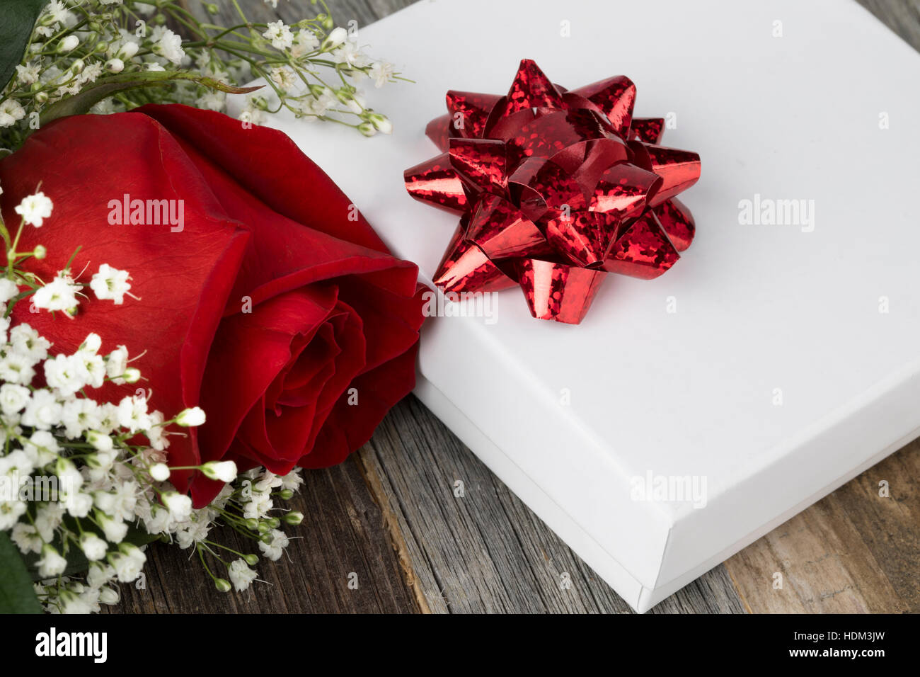 Close up of red rose et cadeau avec ruban rouge. Banque D'Images