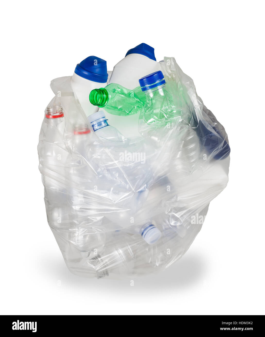 Sac à déchets avec bouteilles vides en plastique isolé sur fond blanc Banque D'Images