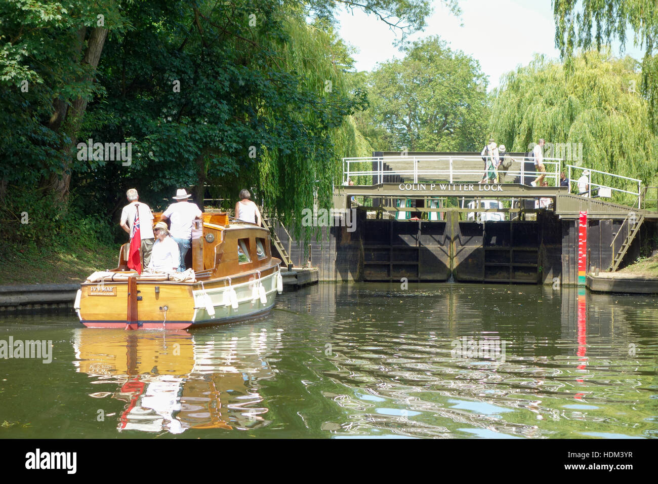 L'équipage d'une cabine cruiser attendre pour saisir un verrou sur la rivière Avon près de Stratford-upon-Avon, Warwickshire, England, UK Banque D'Images