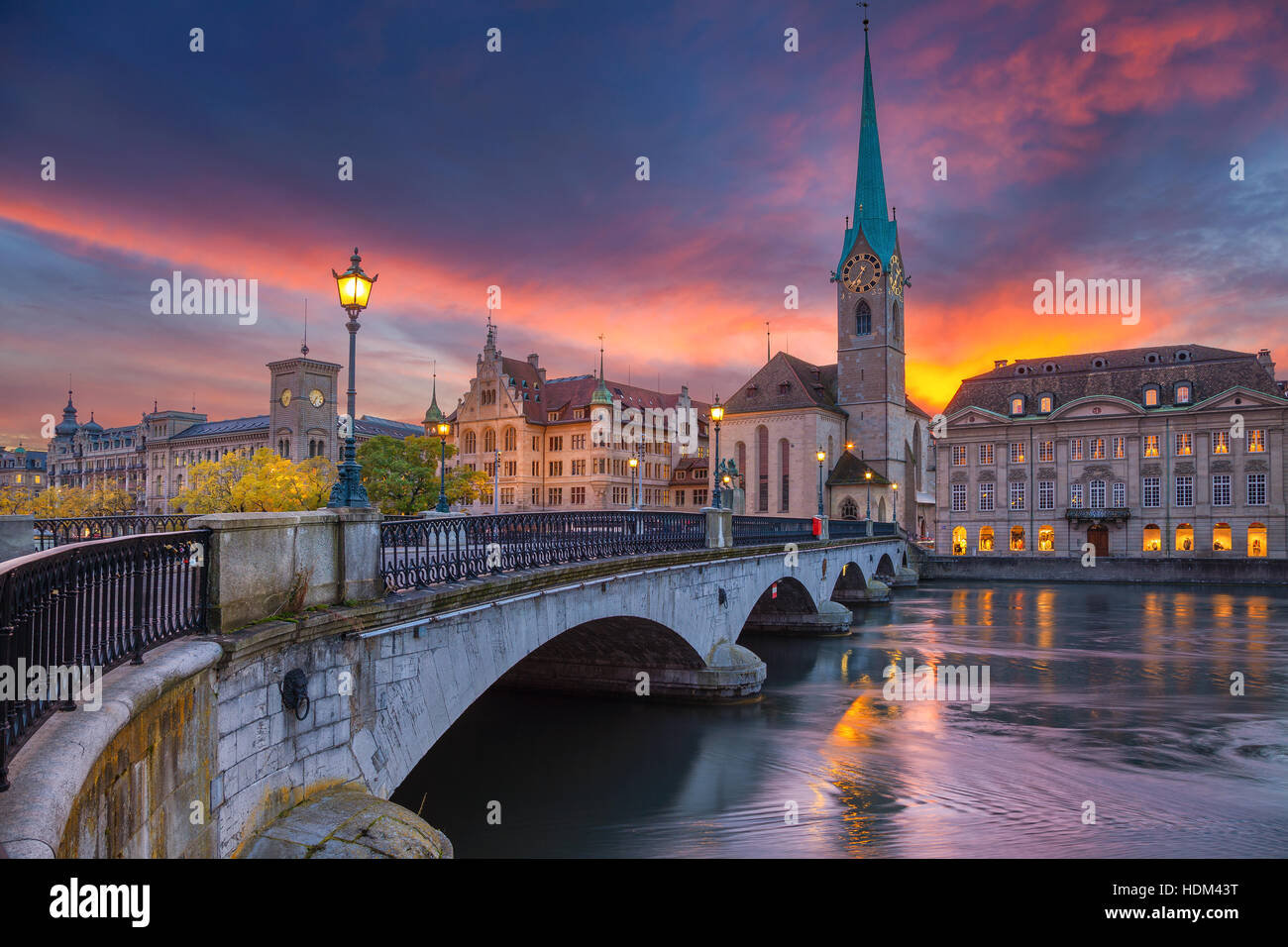 Zurich. Cityscape de droit de Zurich, Suisse pendant le coucher du soleil spectaculaire. Banque D'Images