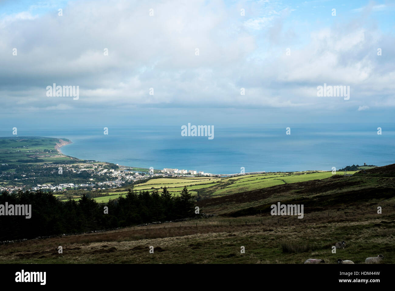 Le but de Ramsey, Ile de Man comme vu à partir de la section montagne de l'île de Man TT Course Banque D'Images