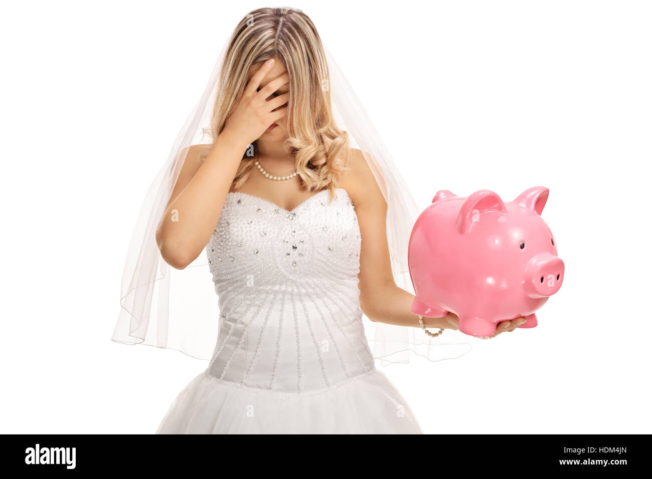 Déçu bride holding a piggybank isolé sur fond blanc Banque D'Images