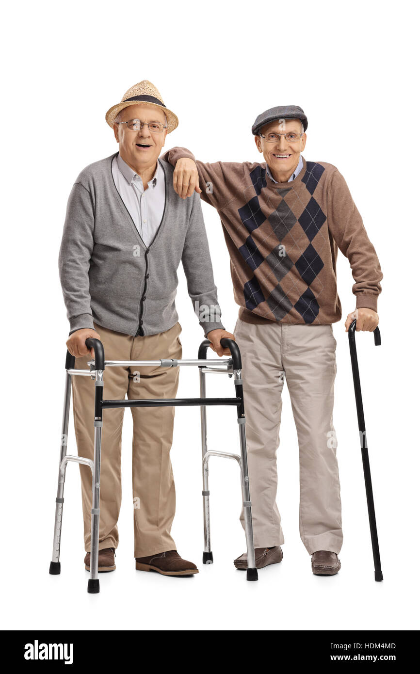 Portrait de deux hommes âgés avec une marchette et une canne isolé sur fond blanc Banque D'Images