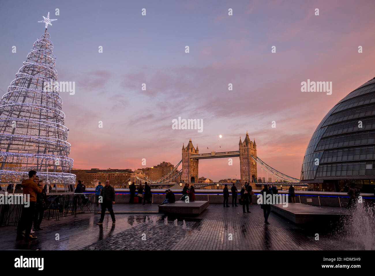 London Tower Bridge et le City Hall Building à un beau soir de pleine lune avec arbre de Noël dans l'avant-plan. Banque D'Images