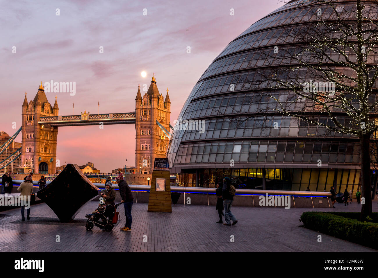 London Tower Bridge et le City Hall Building à un beau soir de pleine lune Banque D'Images