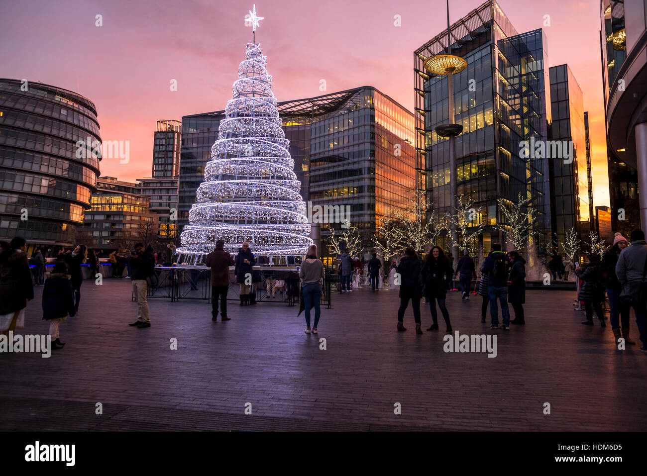 London City Hall à une belle soirée rose ciel avec arbre de Noël dans l'avant-plan. Banque D'Images