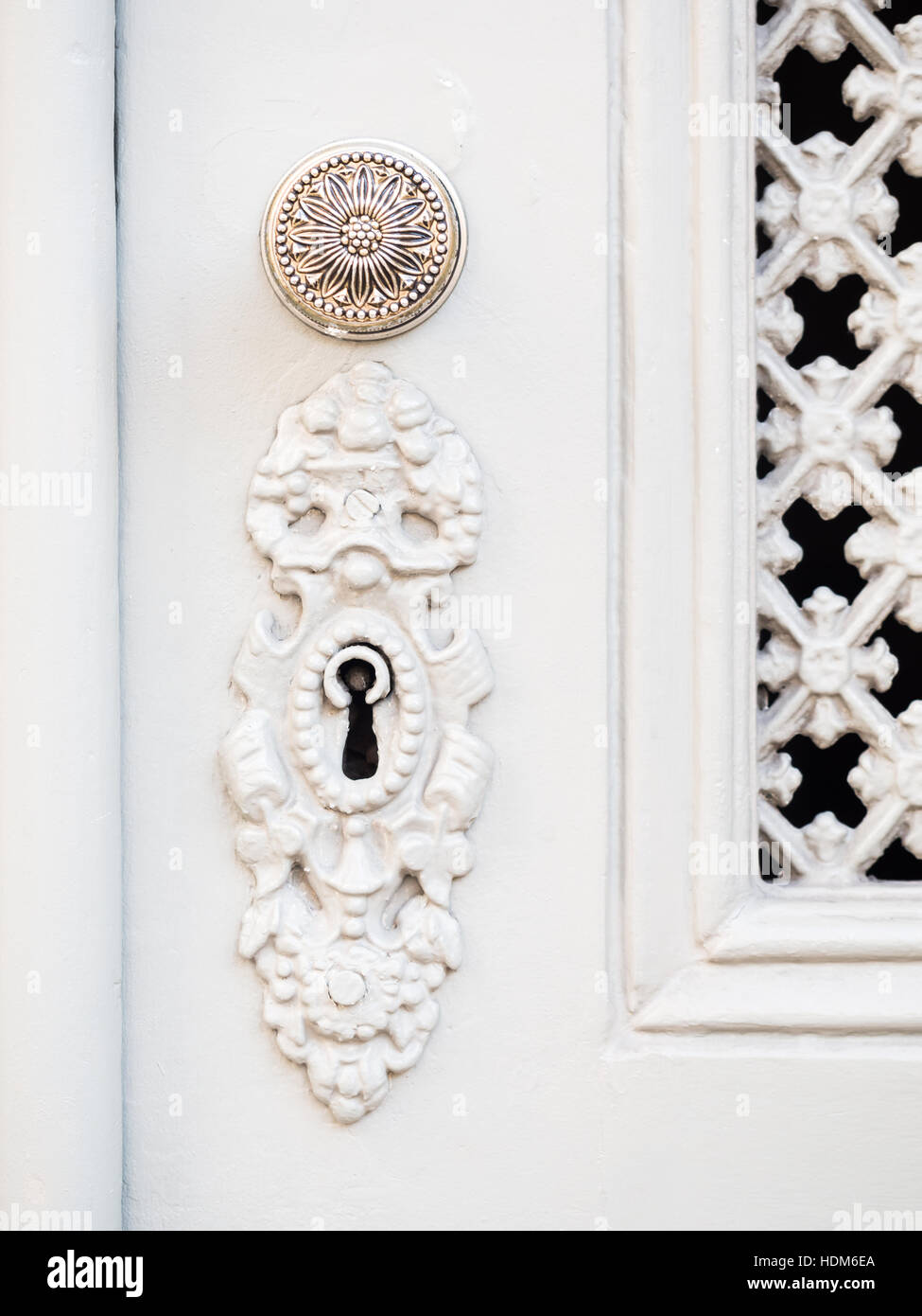 Serrure et poignée en vieux portes blanches à Lisbonne, Portugal. Banque D'Images