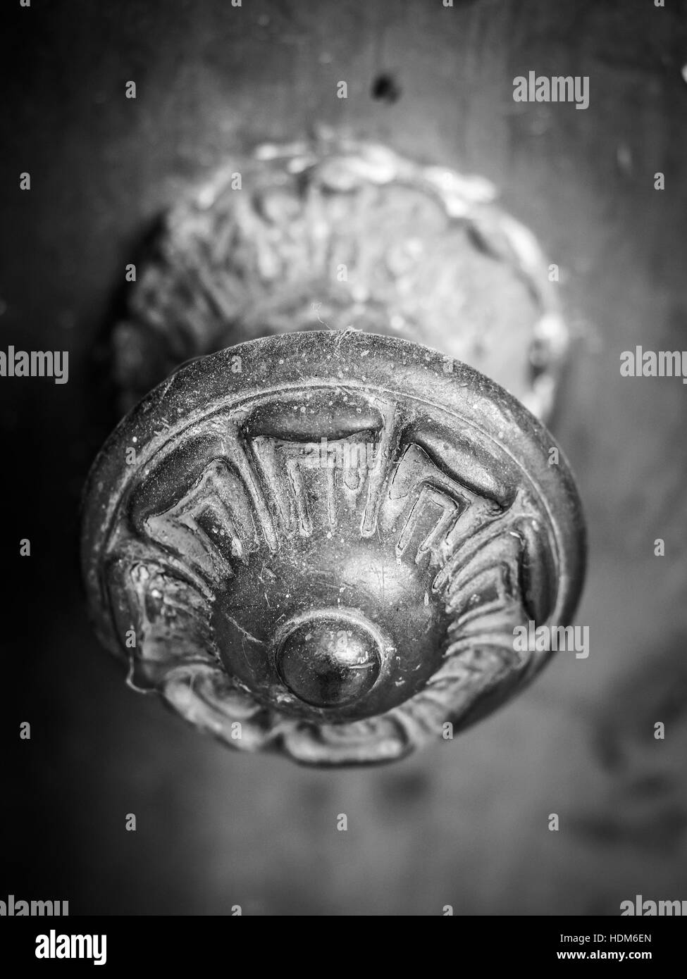 Ancienne poignée de porte décorative en métal avec ornements dans le Bairro Alto, Lisbonne, Portugal. Le noir et blanc Banque D'Images