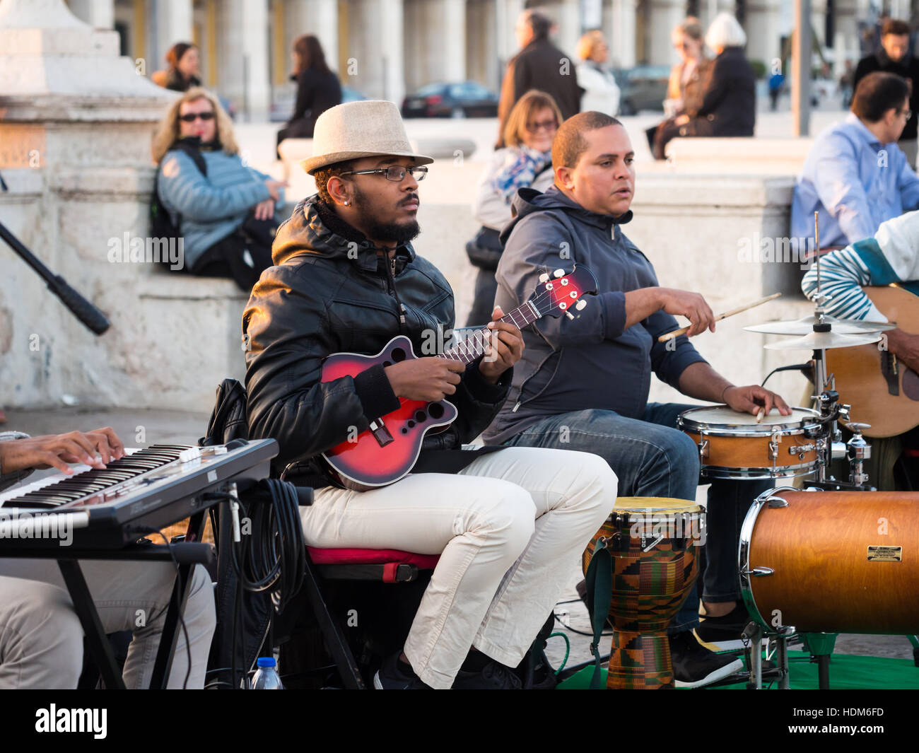 L'exécution de l'artiste dans le PCSRA das Colunas dans la vieille ville de Lisbonne, le 17 novembre 2016. Banque D'Images