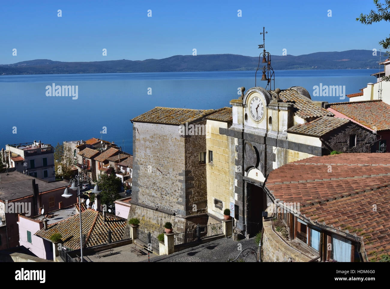 Le lac de Bracciano vu de Buckland enceinte médiévale avec horloge ancienne Banque D'Images