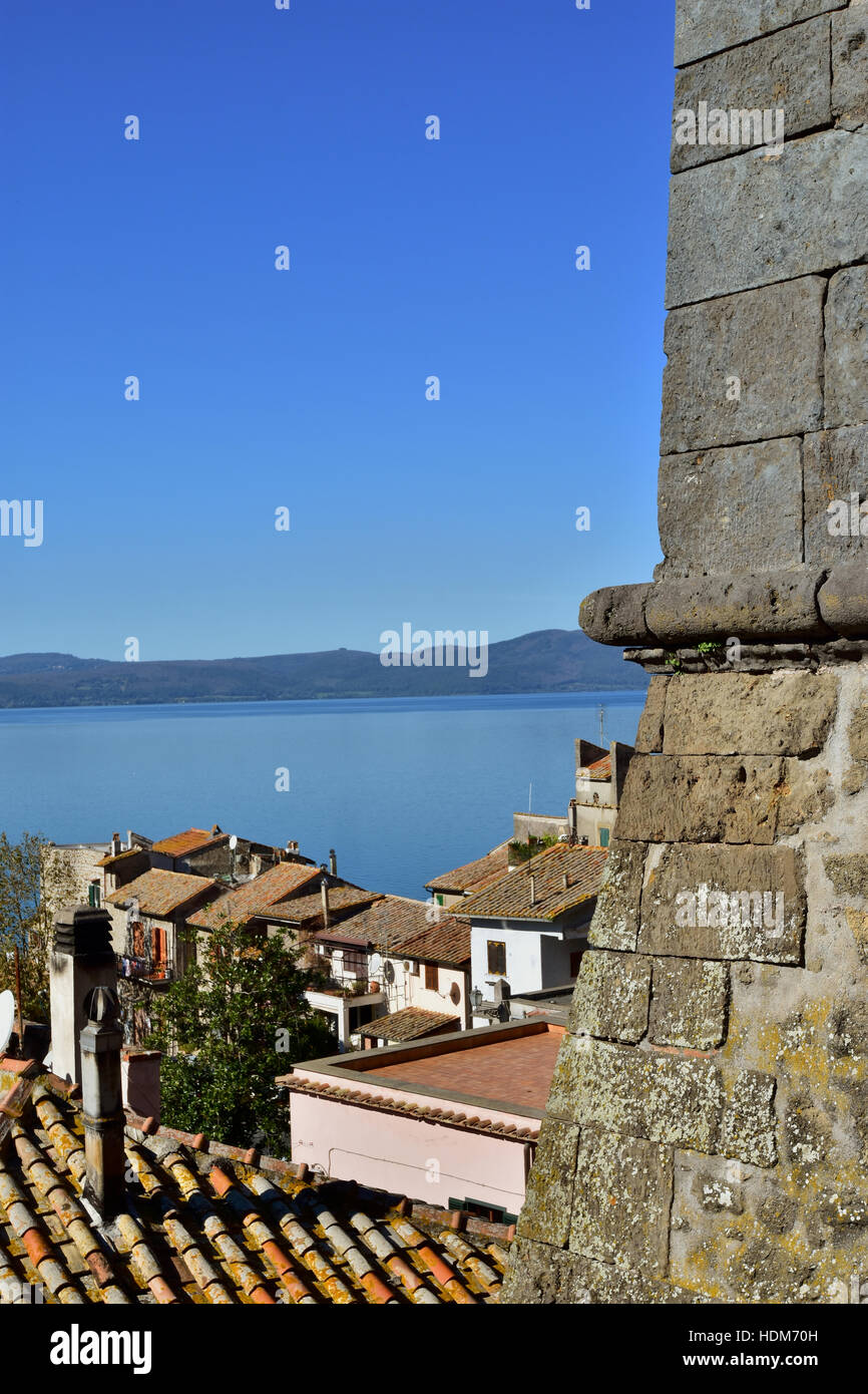 Le lac de Bracciano vu de l'enceinte médiévale de Clydebank Banque D'Images