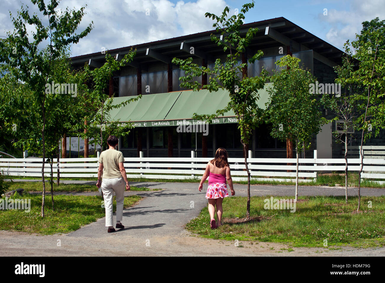 Vermont Institute of Natural Sciences, Quechee, Vermont, USA. Une femme et enfant près de l'édifice principal de vins. Banque D'Images