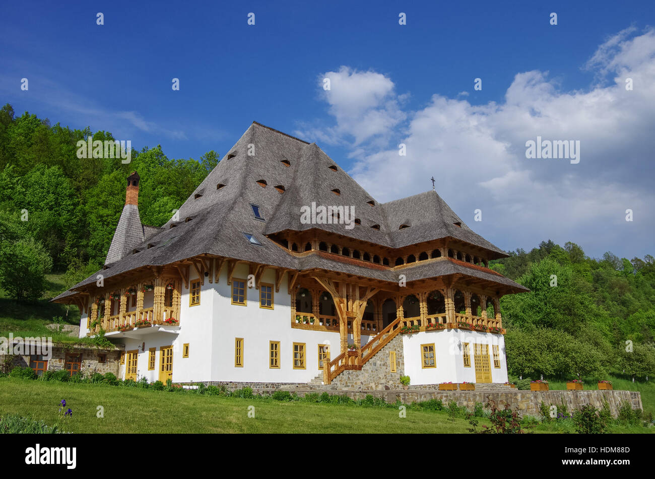 Maison traditionnelle en bois dans le monastère de Barsana. La région de Maramures, Roumanie Banque D'Images