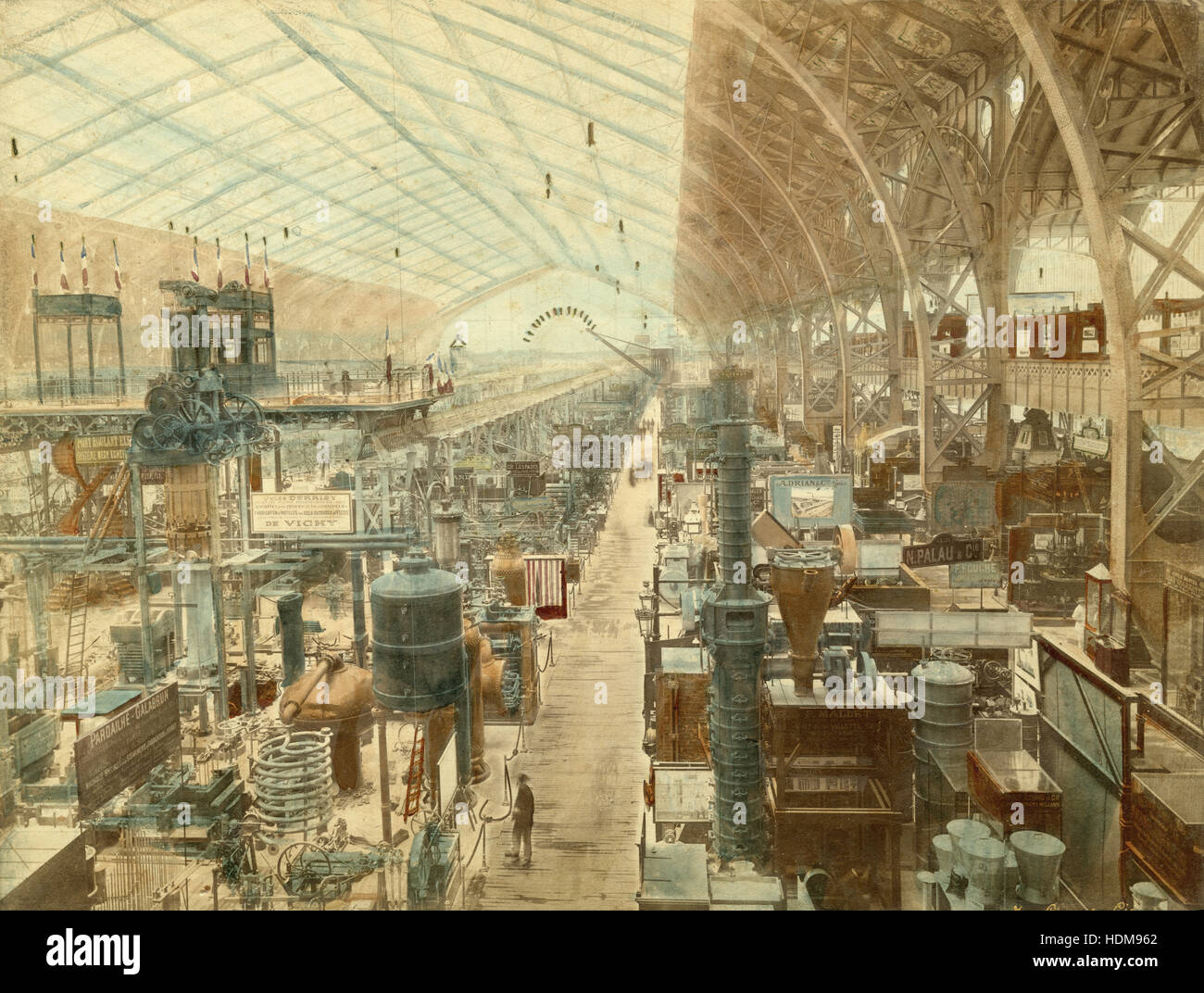 Meubles anciens 1889 photographie, la salle des machines à l'Exposition Universelle de 1889 à Paris. La Galerie des machines a été conçu par l'architecte Ferdinand Dutert et ingénieur Victor Contamin. À 111 mètres, la galerie s'étend sur l'espace intérieur le plus long du monde à cette époque, à l'aide d'un système de voûtes à charnières en acier ou en fer. SOURCE : tirage photographique original. Banque D'Images