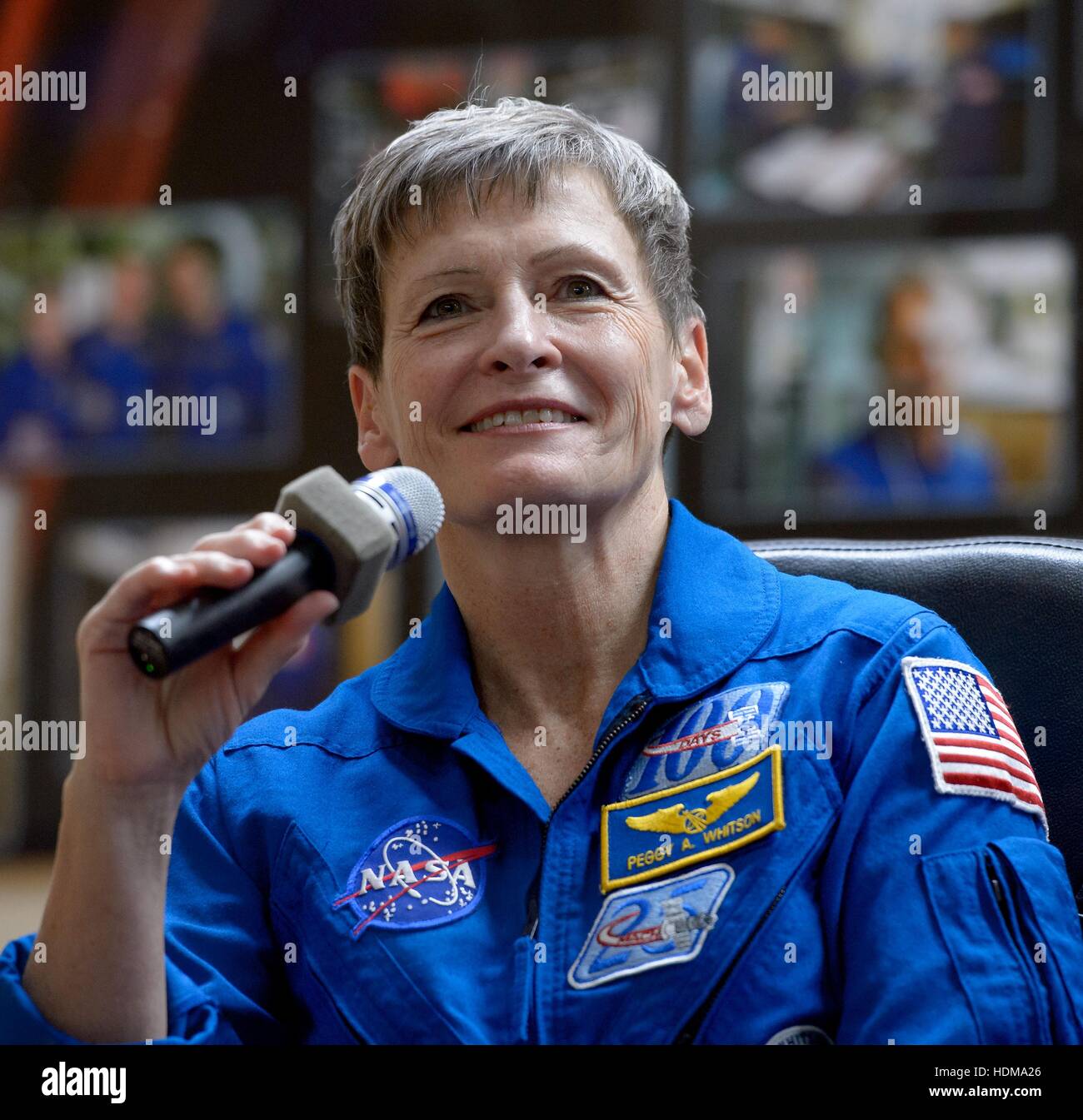 La Station spatiale internationale de la NASA le premier astronaute de l'équipage Expédition 50 Peggy Whitson participe à une conférence de presse de derrière une vitre en quarantaine à l'hôtel cosmonaute le 16 novembre 2016 à Baïkonour, au Kazakhstan. Banque D'Images