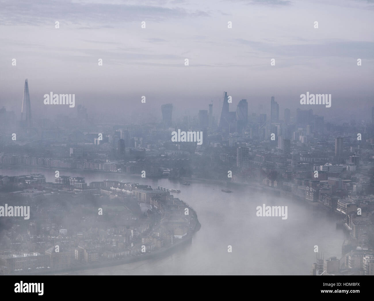 La haute finance sur un jour brumeux la City de Londres, le quartier financier de Canary Wharf dans les Docklands au crépuscule Banque D'Images