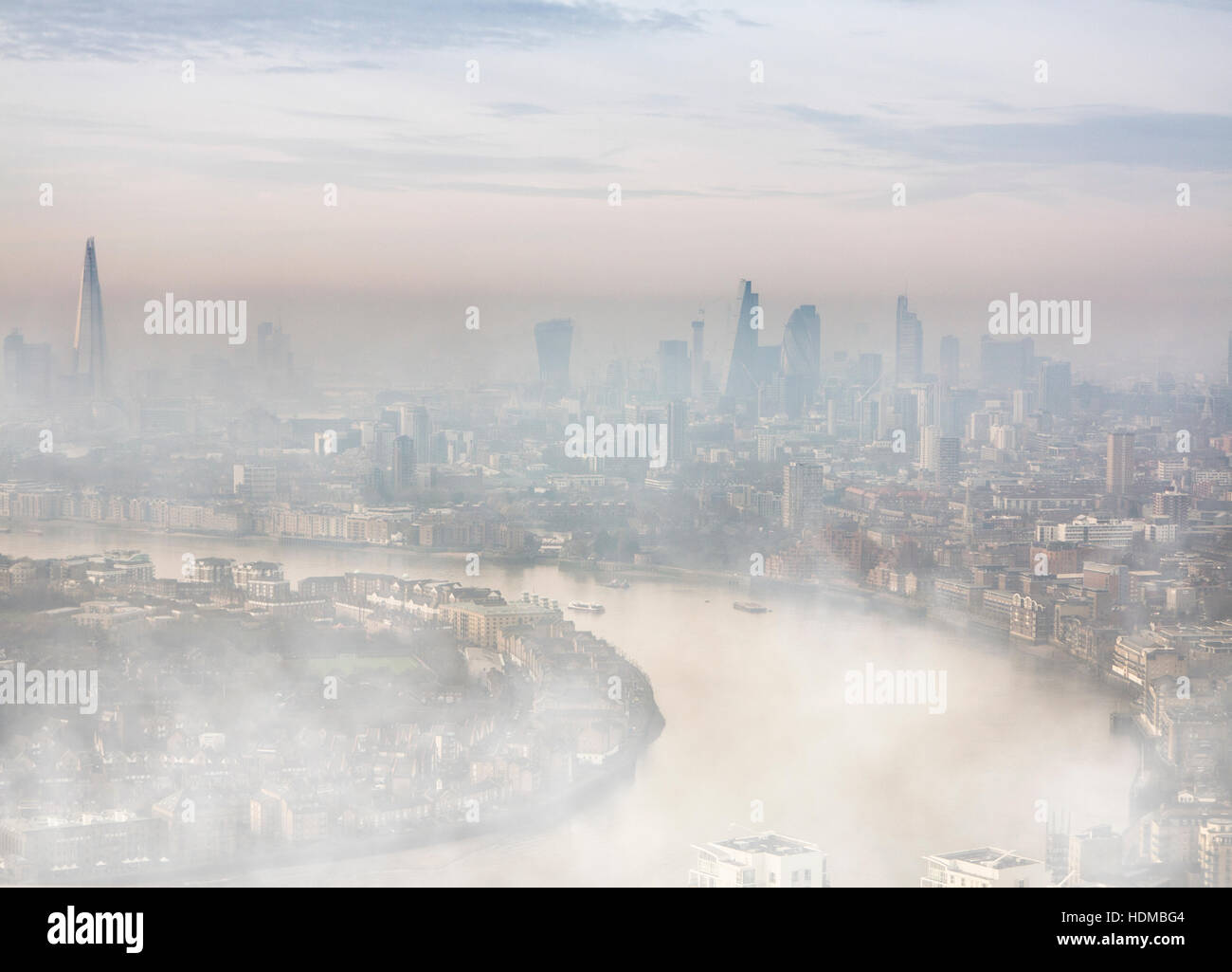 La haute finance sur un jour brumeux la City de Londres, le quartier financier de Canary Wharf dans les Docklands au crépuscule Banque D'Images