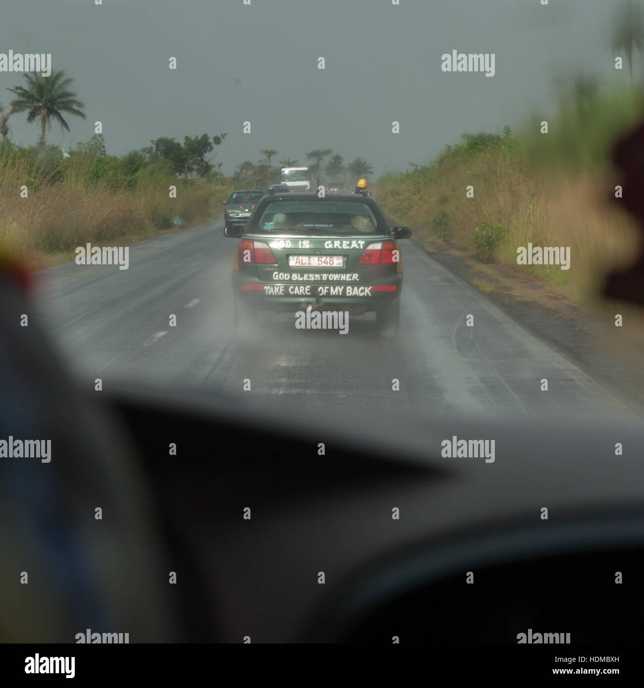 La conduite rapide au cours de la pluie en Sierra Leone Banque D'Images