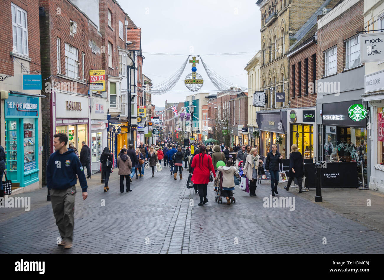Regardant vers le bas de la rue Peascod à Windsor, un couple de semaines avant Noël 2016. Banque D'Images