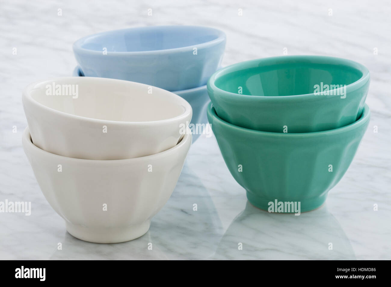 De magnifiques bols café au lait sur le dessus de comptoir en marbre de  Carrare Photo Stock - Alamy