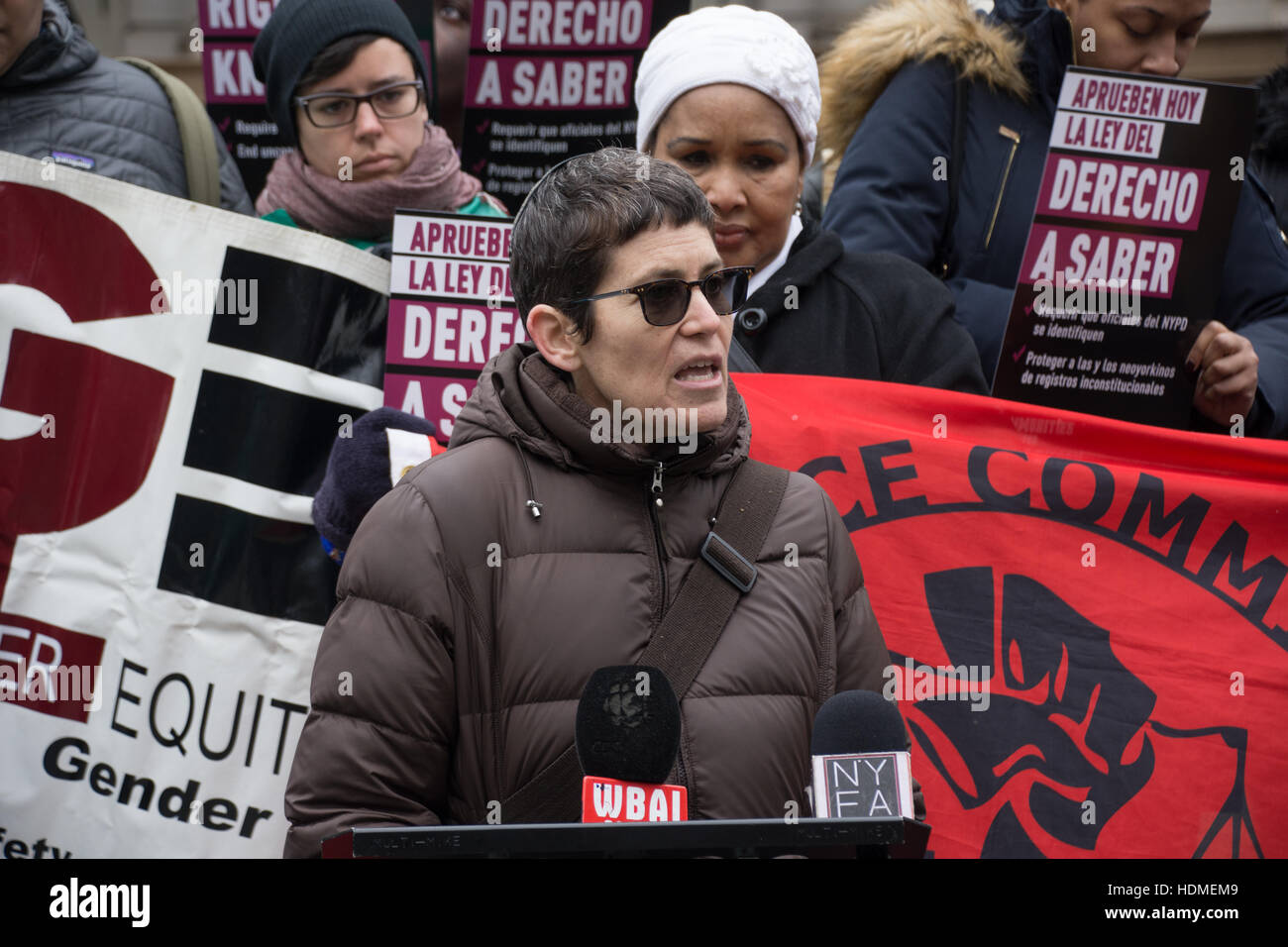 New York, USA. Dec 12, 2016. Le rabbin Rachel Timoner, premier rabbin à la Congrégation Beth Elohim, parle. Plus de 100 leaders féministes et des groupes de justice sociale a appelé à l'adoption de la Loi sur le droit de savoir, un projet de loi obligeant la police à s'identifier au cours de rencontres avec le public, à la conférence de presse sur les marches de l'Hôtel de Ville. Credit : M. Stan Reaves/Pacific Press/Alamy Live News Banque D'Images