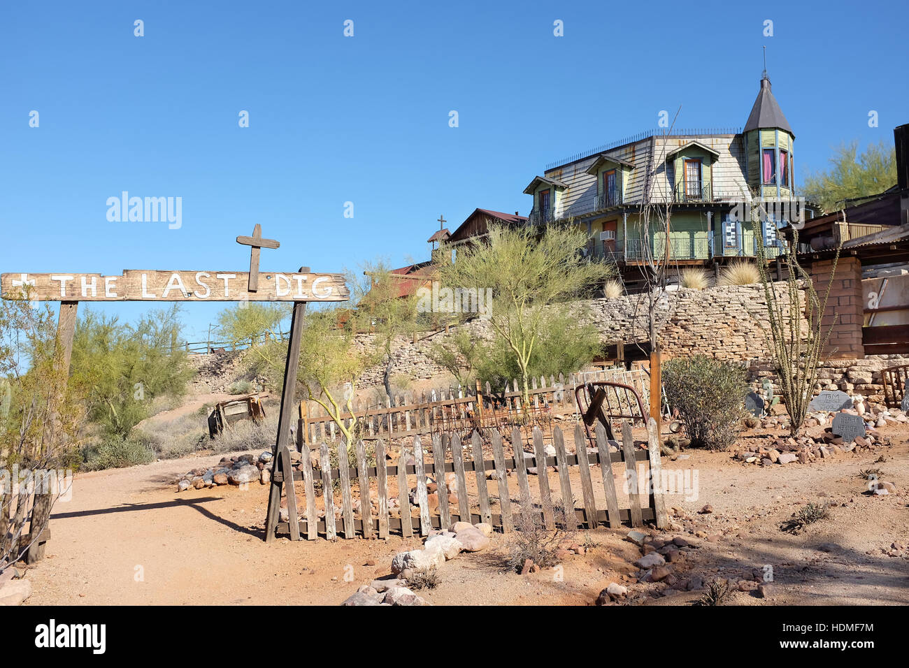Boot Hill à la Goldfield Ghost Town, dans la région de Apache Junction, Arizona, au large de la Route 88. Regardant les Bordello et église sur la montagne. Banque D'Images