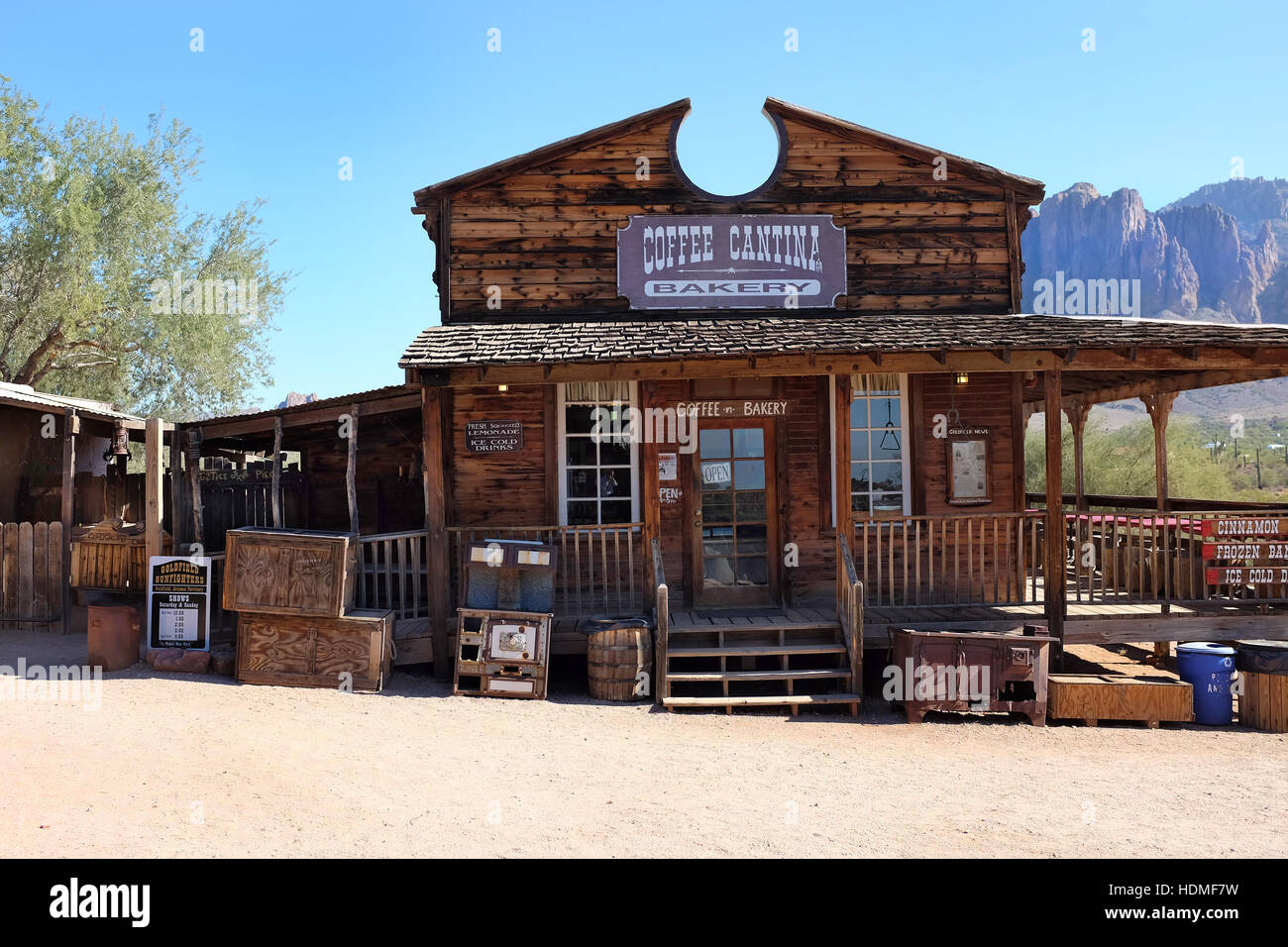 Cantina Café et boulangerie à la Goldfield Ghost Town, dans la région de Apache Junction, Arizona, au large de la Route 88. Avec les montagnes de la superstition Banque D'Images