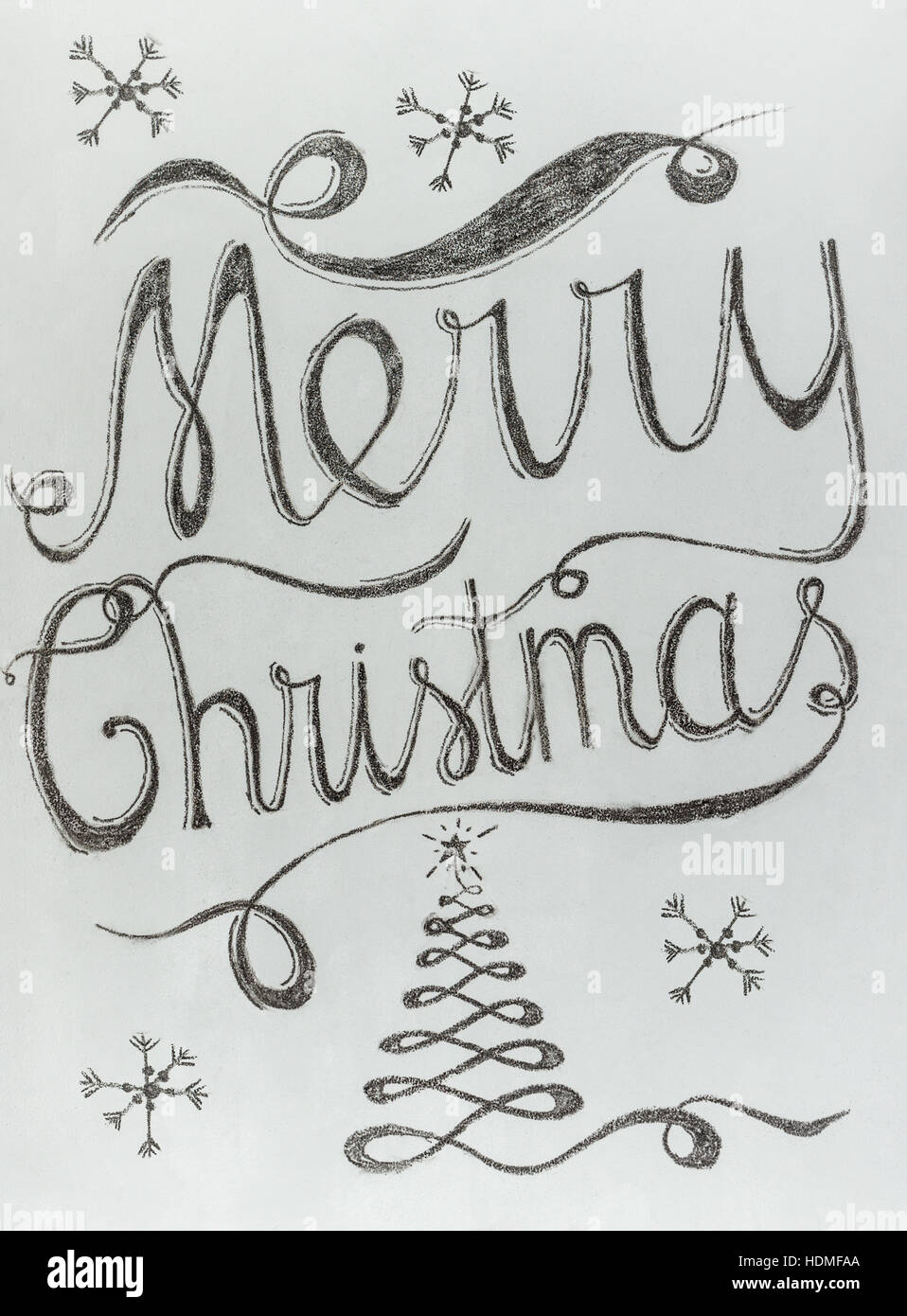 Joyeux Noël à la main avec lettrage craie noire sur un tableau blanc. Élégant design unique avec des flocons de neige et l'arbre de Noël Banque D'Images