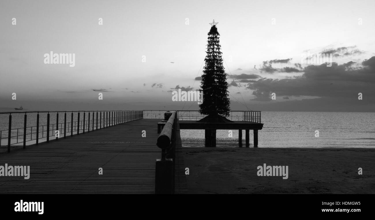 Arbre de Noël sur pier à Larnaca, Chypre Banque D'Images