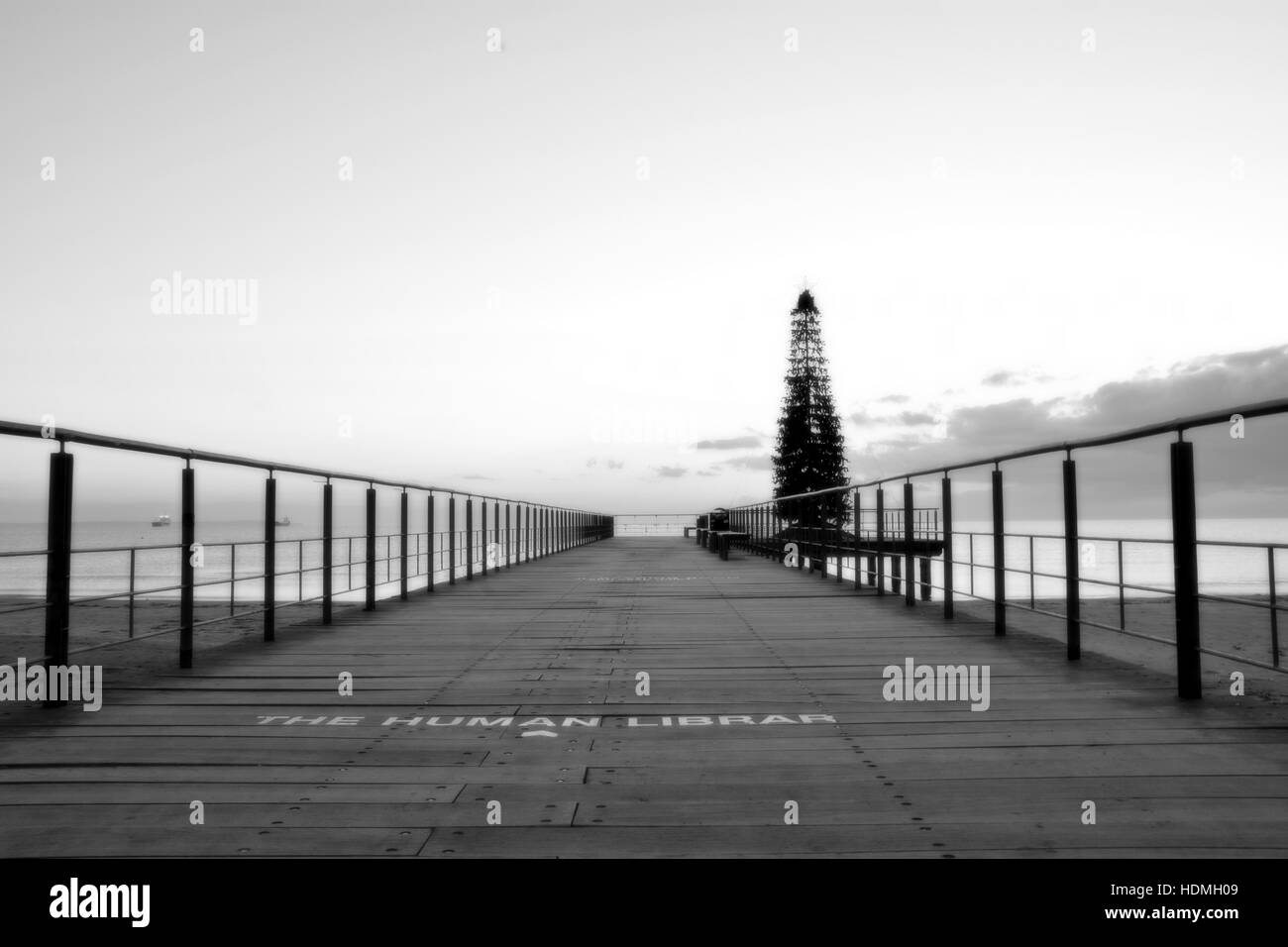 Pier à Larnaca, Chypre avec arbre de Noël Banque D'Images