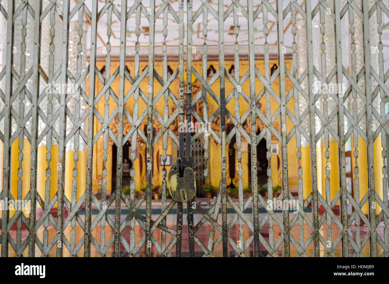 Old weathered portes avec cadenas rouillé Banque D'Images