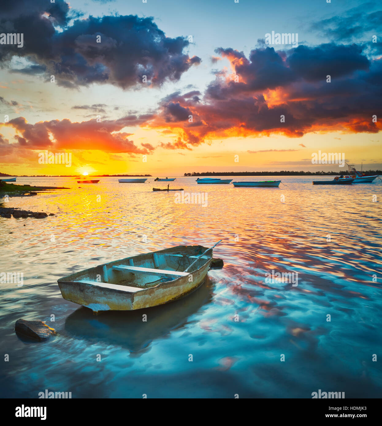 Bateau De Pêche Au Coucher Du Soleil Lîle Maurice Banque D