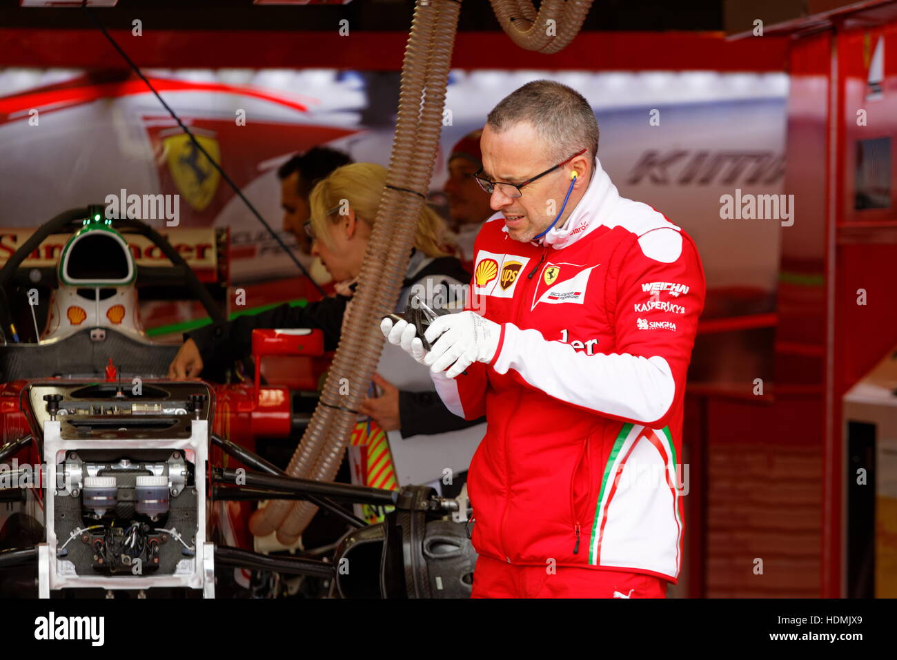 Un technicien travaillant sur la Scuderia Ferrari, Kimi Raikkonen, location Banque D'Images