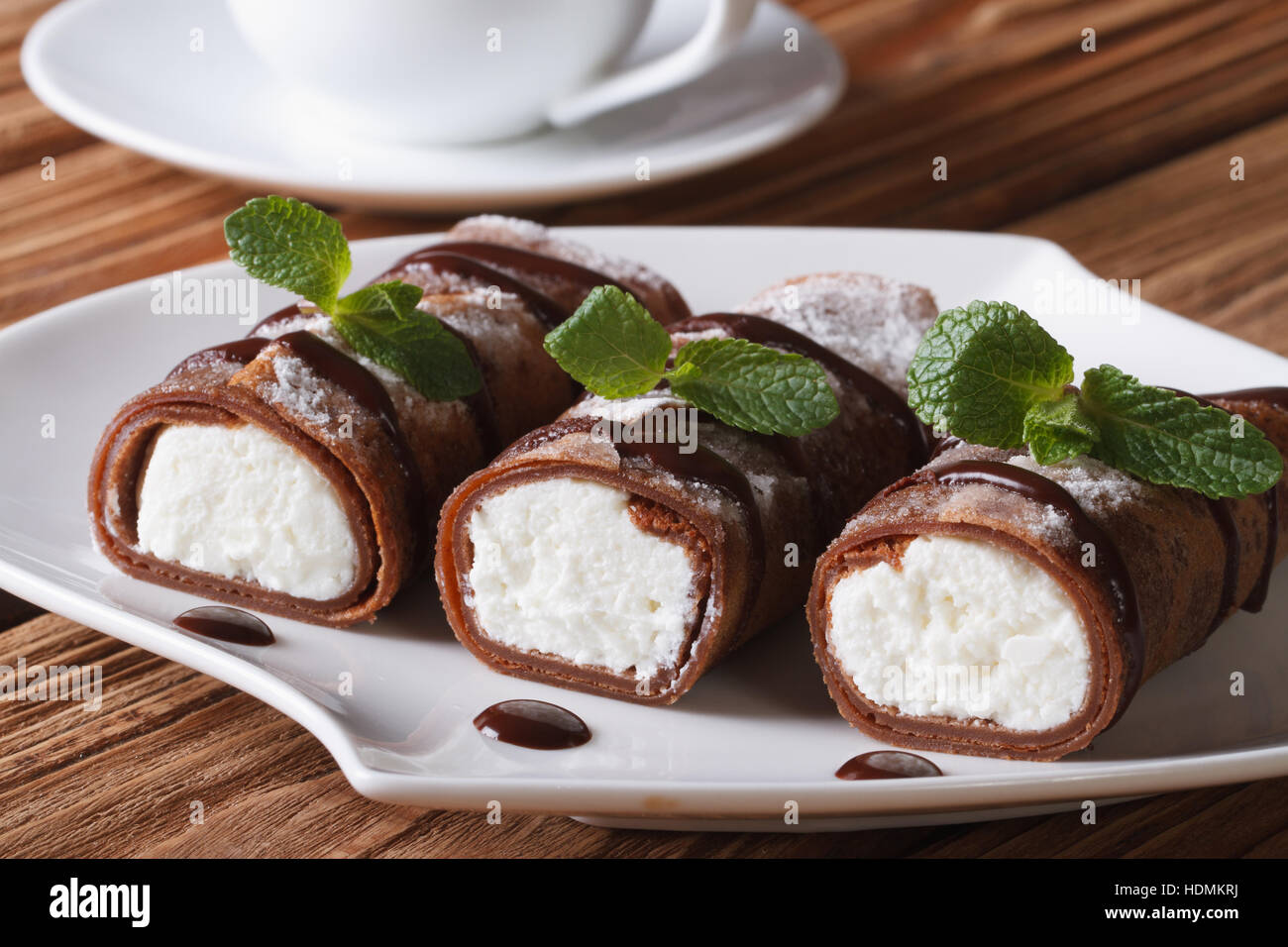 Délicieux petit déjeuner : crêpes au chocolat à base de ricotta sur une plaque horizontale close-up Banque D'Images