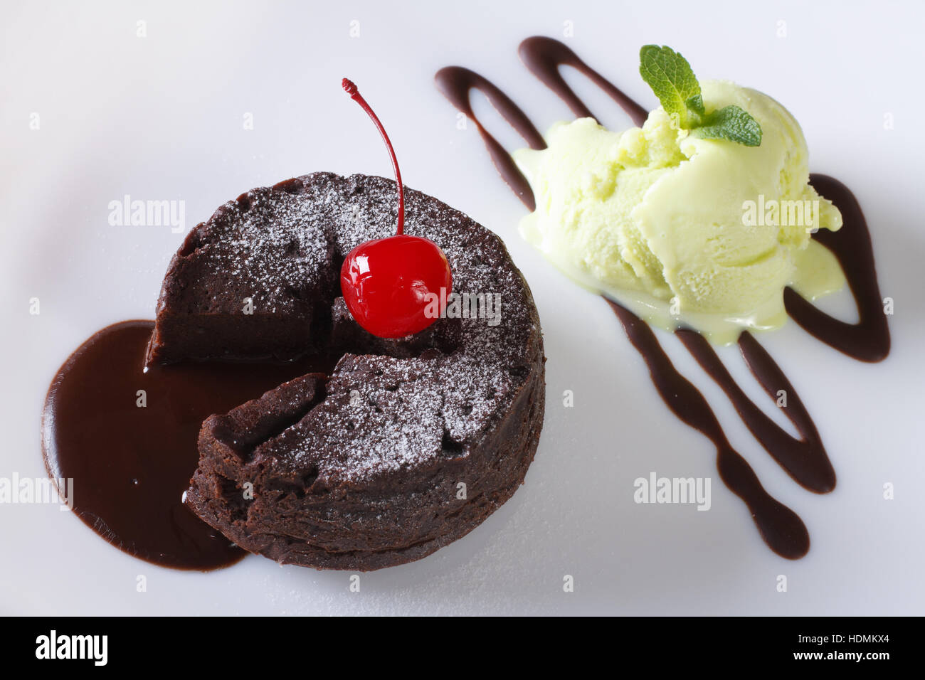 Gateau Fondant Au Chocolat Avec Cerises Et Glace A La Menthe Sur Une Plaque Horizontale Close Up Vue De Dessus Photo Stock Alamy
