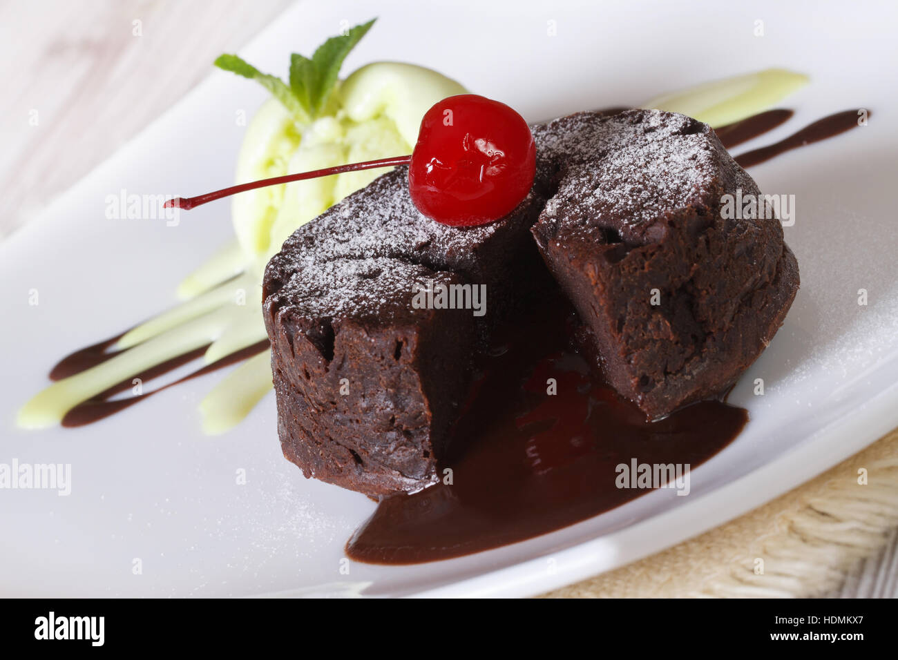 Délicieux gâteau au chocolat fondant avec cherry libre sur une plaque horizontale. Banque D'Images