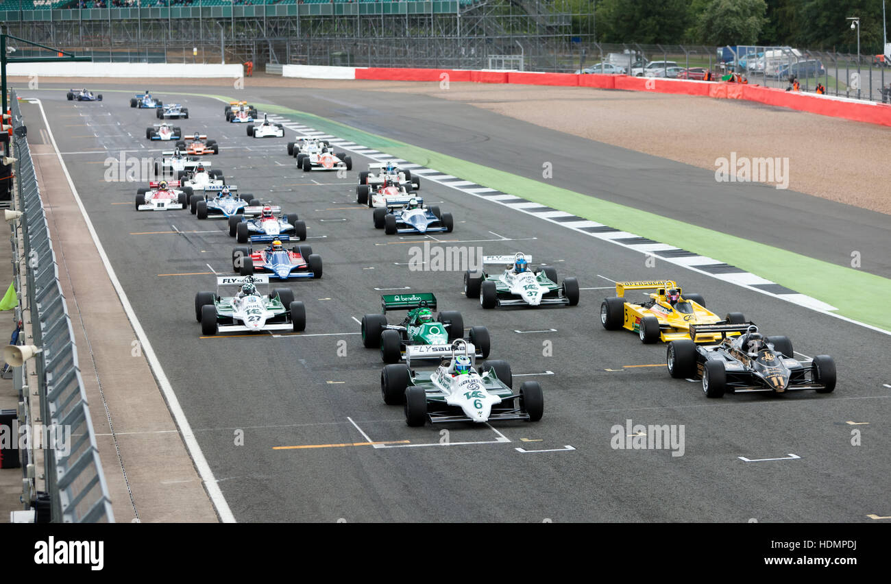 Départ pour la FIA de Formule 1 historiques des maîtres à la Silverstone Classic 2016. Banque D'Images