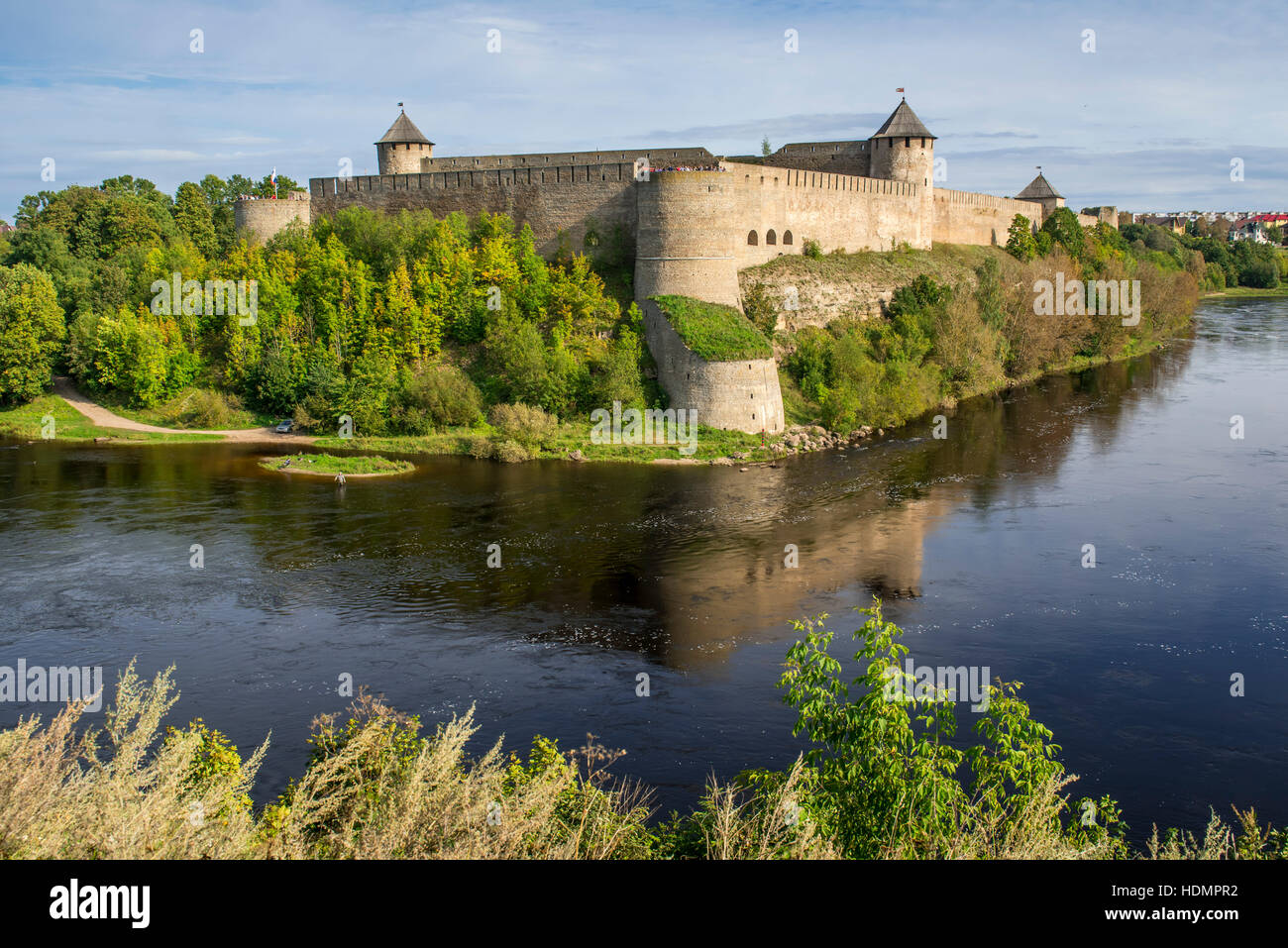 Vue de la rivière Narva frontière entre l'Estonie et la Russie, forteresse, Ivangorod, Russie Banque D'Images